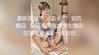 国产CD系列伪娘小薰白天小区露出健身区旁打飞机