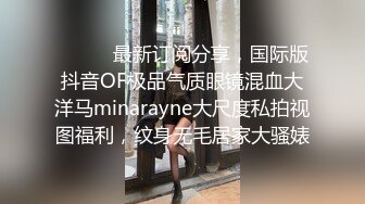 金发小妞躺着享受被鸡巴射一脸