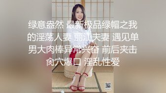 床上黑丝少妇的3P游戏 会玩的大哥连抠带草还有道具 骚逼给她玩肿了