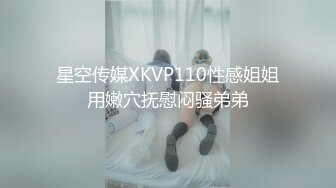 紫衣學妹 躲在学校女厕所等待下课铃声响起女学生一群一群的来献逼