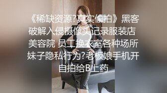  超级小师妹草逼，深喉超给力床上享受大哥的快速抽插