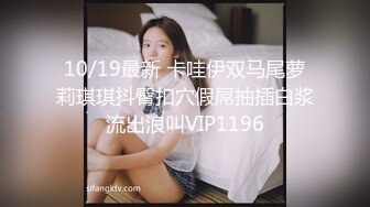 SM大神【扮女装进入澡堂】偷拍两个眼镜小姐姐脱光衣服洗澡澡