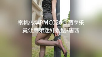 情趣酒店白色大床近景偷拍健壮小伙看黄片撸管等女朋友过来激情啪啪