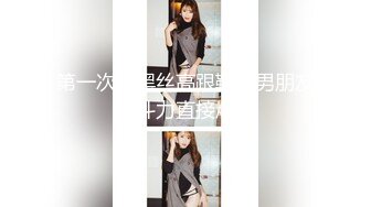 皮带捆绑调教母狗口含假鸡巴