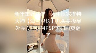 绿帽淫妻 让老婆穿好白丝给领导 无套内射还要添干净，被操得淫相毕露 自己握着小骚脚 让自己逼门打开 迎接鸡巴的冲击