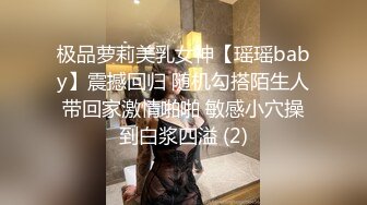 【骚小妹两男一女3P大战】骑乘边操边吃大屌，垫着枕头抬起屁股，怼着骚逼猛操，前后夹击，两大汉轮流后入爆插