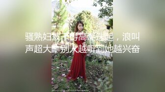 骚熟妇被干得高潮迭起，浪叫声超大，别人越听到她越兴奋