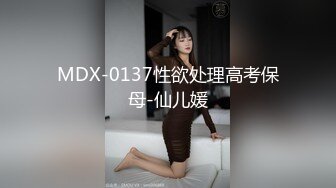 两人在图书馆做爱,被发现后不再隐藏,直接脱光继续