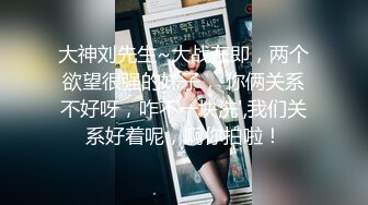 【新片速遞】 乖巧的小少妇露脸让小哥前后抠逼给狼友看，骚逼很是粉嫩，露脸温柔的舔弄大鸡巴激情上位干出白浆，呻吟可射