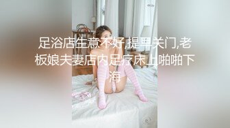 颜值不错的风骚小情趣露脸诱惑狼友，表情好骚听狼友指挥揉奶玩逼，掰开骚穴给狼友看，撅着屁股发骚求草真