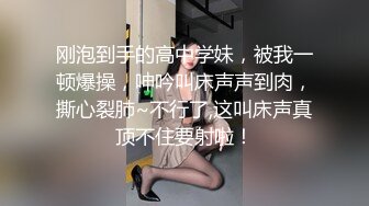  女仆装露脸小母狗，床上的极品尤物高颜值让小哥玩弄，交大鸡巴压在身下揉奶草穴