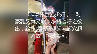   淫荡指数9分高颜值女神大战头套男，边插边用辣椒黄瓜爆菊，电动伸缩假屌伺候，双洞齐插白浆四溅太骚了