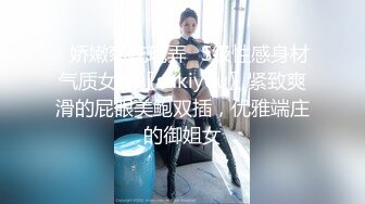 太刺激了吧性感一对骚闺蜜为了满足狼友妹子穿紧身牛仔裤翘着屁股脱下裤子道具插逼淫语就操她嫩逼