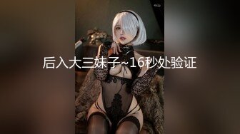 金发美女刚刚洗完澡展示自己的身材