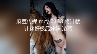 夜市宵夜摊低胸装美女被猥琐大叔围观 尽力防走光没想到下面还是被偷拍内裤夹进了屁股缝逼痕明显