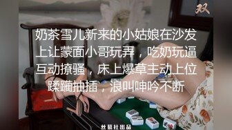 在地上被鸡鸡粗大的情人从后面用力爆插,干的呻吟大叫