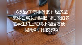 舞蹈新生身体柔软，摆出各种动作