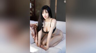 【新片速遞】  ⚫️⚫️最新2024流出无水！专注人前露出与路人同框美腿女神GI9ZA视图，公园超市广场哪人多往哪去和老登一起锻炼