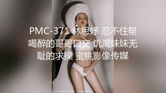 女友浴室洗骚逼，男友跑过来蹲着舔逼，搞的好想要，坐在马桶上玩震动棒，小舌头舔JB，口活很棒