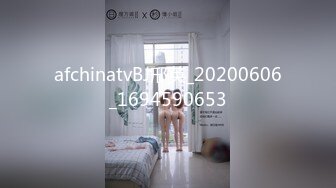 大妈凳子上玩玩具一秒就入戏了