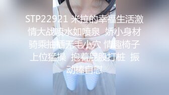 晚上城中村浴室窗外偷窥隔壁楼房东女儿洗澡不小心被她发现了淡定望过来回过神来大叫妈