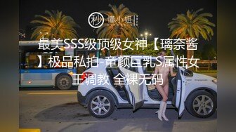 牛仔裤网红脸妹子，沙发调情口交再到床上骑乘抽插，被捅菊花疼不让操了