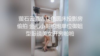  长发年轻嫩妹子，吊带装牛仔短裤，被小挫哥哥嘴接尿，全裸露脸交玩69女上位啪啪