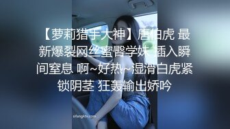 清纯萌动的服务员小美女，吃完饭尾随她上厕所偷拍了一番，小穴流水水还挺动人1