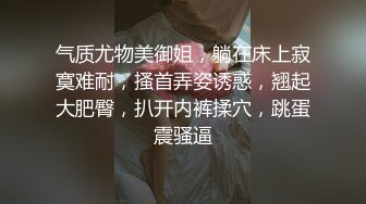 好销魂的享受啊 双飞两个漂亮小姐姐 一个丰腴一个苗条，你争我抢握住鸡巴挑逗迎合