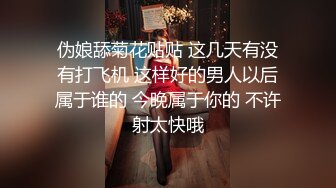 颜值小婊妹露脸，撅着屁股给狼友看逼里塞个AV棒自慰，长相清纯奶子翘挺非常敬业的女主播吃着外卖还自慰