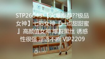 又大又软奶子撩下内裤一顿揉，深喉口交奶子夹屌乳交，第一视角抽插嫩穴，骑乘猛操晃动奶子，蜜桃大屁股后入