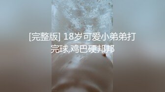  俊男靓女激情3P玩弄风骚小母狗，渣男接了杯尿给骚逼喝真淫荡，一起鸳鸯浴