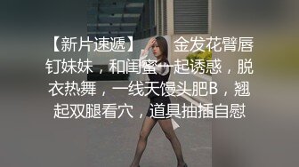 这么年轻就生孩子了，哺乳期，还能挤出奶水来，高颜值，小骚逼特写水多