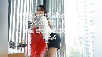 热情的性与美丽的宝贝在她的黑色礼服