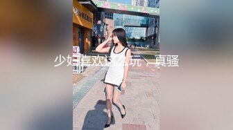 眼镜小哥剧情演绎吃饭灌醉两个妹子 放在坐子上后入啪啪再放到沙发上猛干