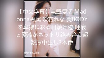 【新片速遞】   商场女厕全景偷拍黑衣少妇玩手机尿尿❤️鲍鱼保养的挺粉嫩呢