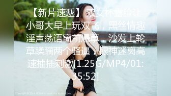 苗条漂亮妹子非常配合各种动作，淫水流了一片。