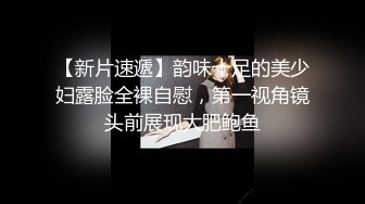  丝袜女仆情趣装颜值不错很嫩小少妇激情3P，伺候两个小哥哥主动上位抽插嘴里还叼着大鸡巴