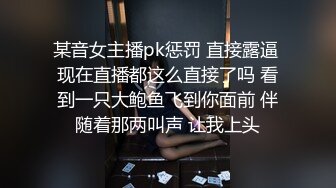 一直躲在卫生间偷偷玩手机的高跟美女