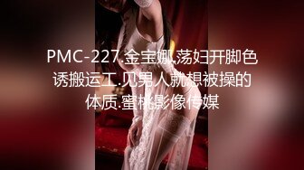 【真实露出调教】老婆在洗浴休息区调戏我，直接扒下浴裤插进去，人来人往好多人在看太刺激了