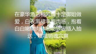  黑丝女仆两个年轻的小骚妹让两小哥床上玩弄，大姨妈都来了还骚呢