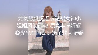 大神旅游景区一路走一路抄底众多的美女少妇眼界大开 (17)