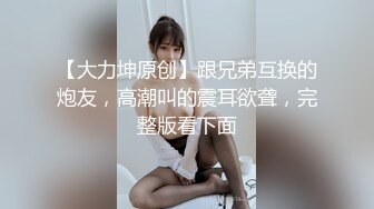   某医院上夜班的小护士好骚啊，在狼友的调教下脱光了激情大秀，无毛骚穴逼里塞着跳蛋，在休息床上自慰舔淫水