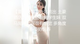 G奶爆乳骚熟女3P伺候，尽情揉捏大奶子，两根JB轮流舔太骚了，扛起腿爆操前后夹击-