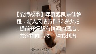 丝袜露脸颜值不错的御姐少妇性感展示，漏着骚奶子跟狼友撩骚，坐插道具浪叫呻吟，表情好骚高潮不断刺激小穴