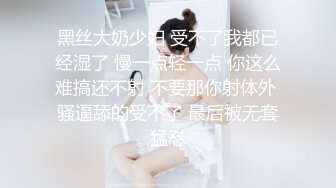 豹纹小少妇露脸精彩演绎，房间里好几哥