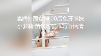 科技园女厕破洞牛仔棕高跟短发美妞,肥嫩的微毛长穴缝磨起来特爽