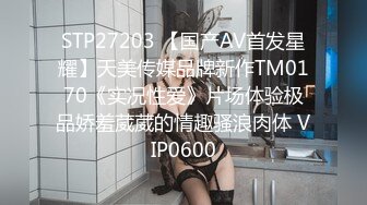 少妇给小宝宝喂奶 小家伙可真皮 吃一只还要玩一只