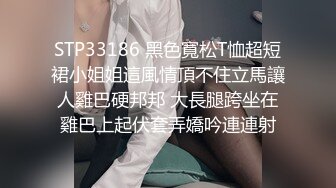 苗条贫乳美少妇，酒店里面被推倒无套啪啪后入操逼