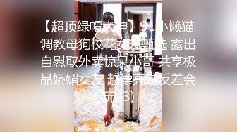 两个骚气少妇性感黑丝短裙双飞啪啪，双女沙发调情互摸口交轮着大力猛操